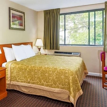 Hotel Super 8 By Wyndham Watertown/Cambridge/Boston Area Exterior foto