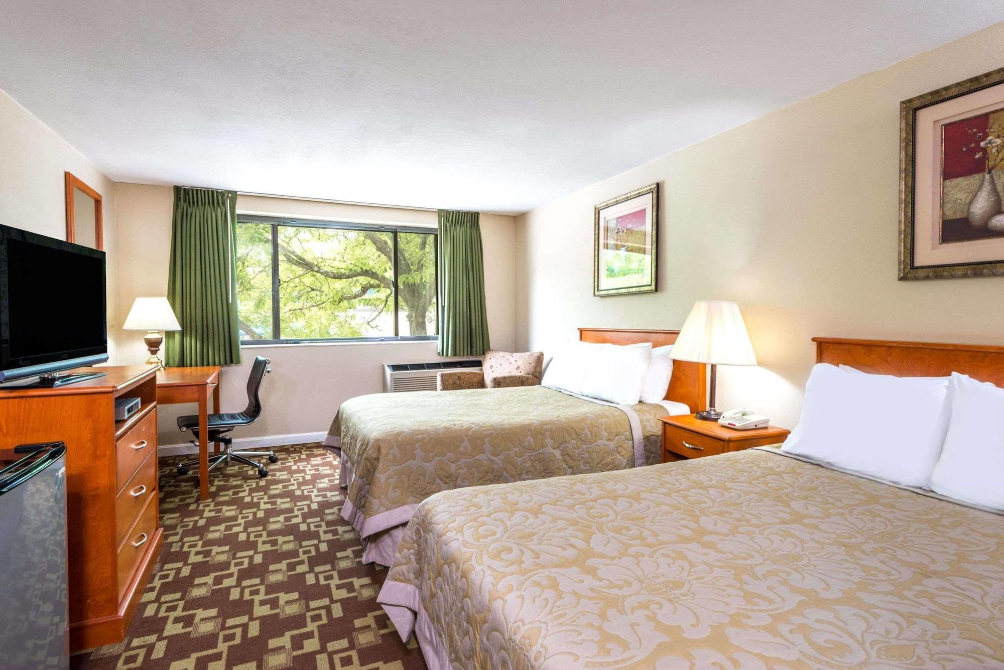 Hotel Super 8 By Wyndham Watertown/Cambridge/Boston Area Exterior foto